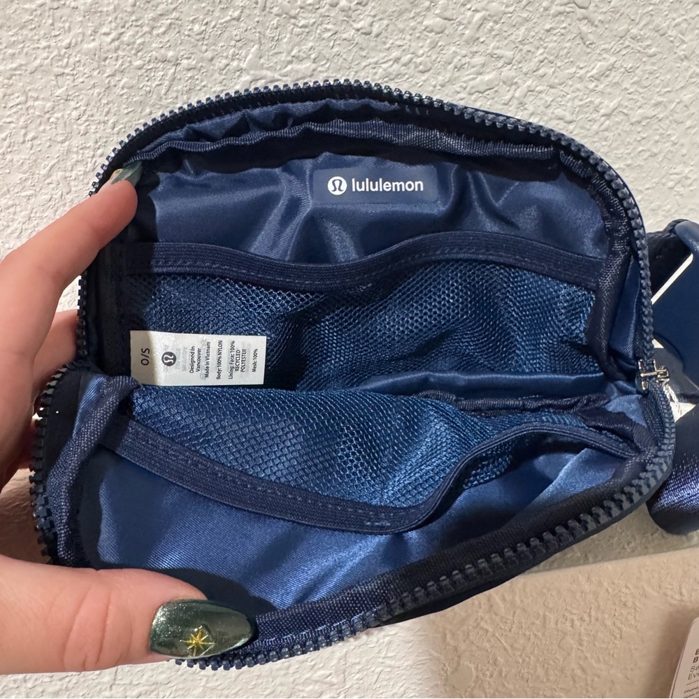 NWT Lululemon Everywhere Belt Bag Large 2L Long Strap | Dark Navy - Picture 10 of 11